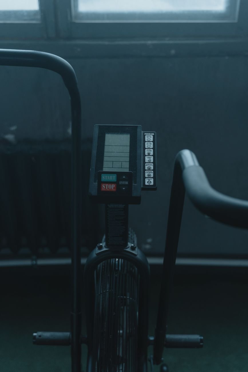 12-3-30 treadmill workout: close view of a treadmill console showing incline and speed settings